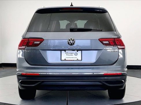 Used 2022 Volkswagen Tiguan SE w/ Panoramic Sunroof Package image 4