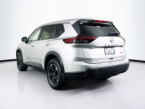 Used 2024 Nissan Rogue SV image 5