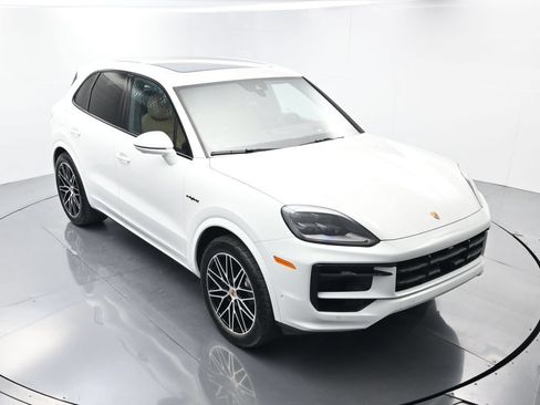 Certified 2025 Porsche Cayenne E-Hybrid w/ Premium Package Plus AWD/4WD image 46
