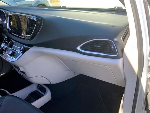 Used 2023 Chrysler Pacifica Touring-L image 15