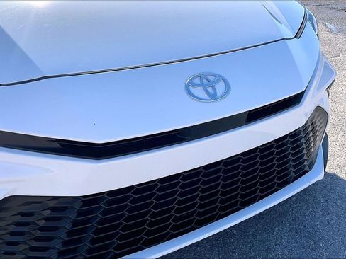 Used 2025 Toyota Camry SE w/ Convenience Package FWD image 32