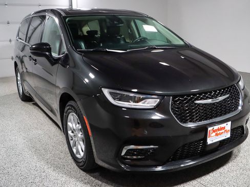 Used 2023 Chrysler Pacifica Touring-L image 5