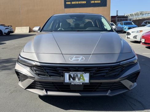 Used 2024 Hyundai Elantra Limited FWD image 5
