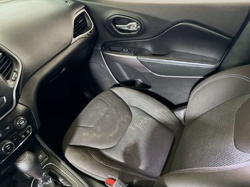 Used 2019 Jeep Cherokee Latitude w/ Popular Appearance Group image 20