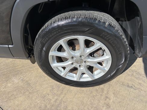 Used 2018 Jeep Cherokee Latitude Plus w/ Cold Weather Group image 24