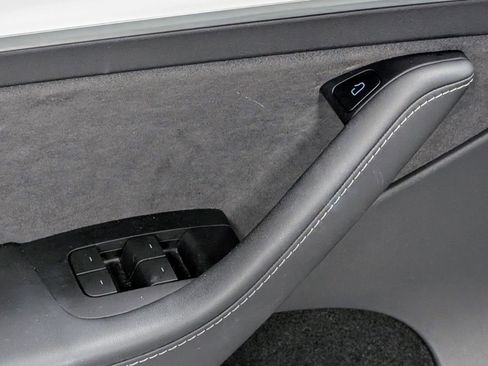 Used 2022 Tesla Model Y Long Range image 14