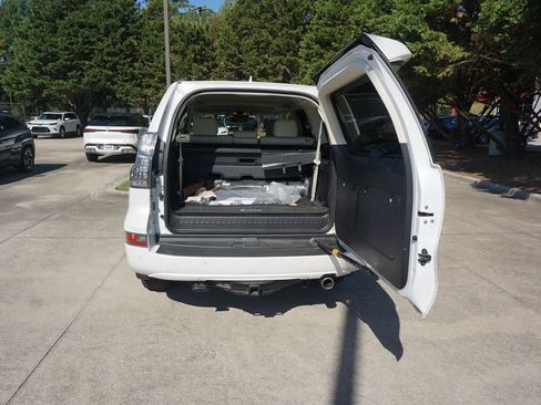 Used 2023 Lexus GX 460 Luxury w/ Accessory Package AWD/4WD image 18