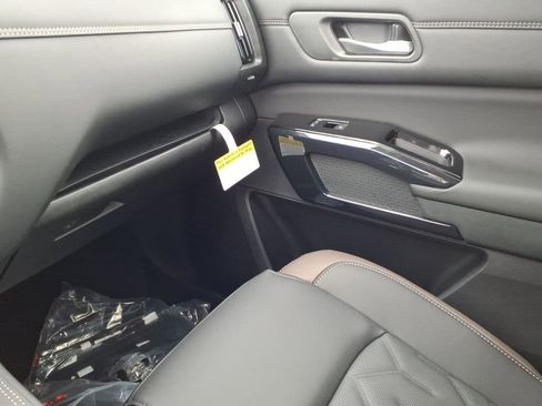 New 2026 Nissan Pathfinder Platinum image 23