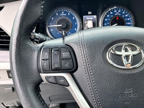 Used 2017 Toyota Sienna XLE image 23