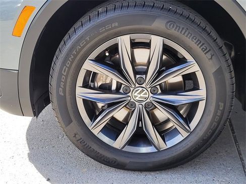 Used 2022 Volkswagen Tiguan SE w/ Panoramic Sunroof Package image 8