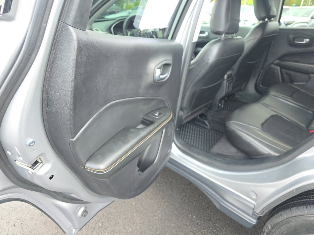 Used 2018 Jeep Compass Latitude w/ Cold Weather Group AWD/4WD image 11