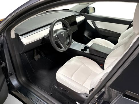 Certified 2022 Tesla Model Y Long Range AWD/4WD image 9
