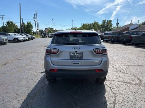 Used 2023 Jeep Compass Latitude AWD/4WD image 6