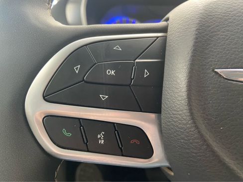 Used 2024 Chrysler Pacifica Touring-L FWD image 25