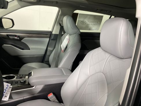 New 2026 Toyota Highlander Platinum image 9