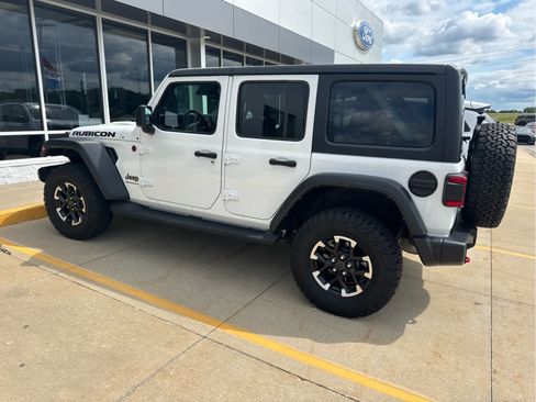 Used 2024 Jeep Wrangler Unlimited Rubicon w/ Convenience Group AWD/4WD image 2