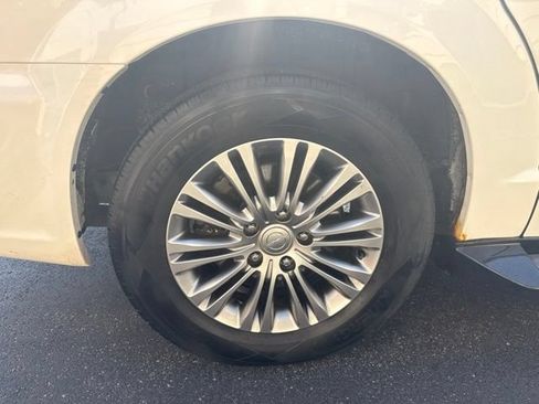 Used 2013 Chrysler Town & Country Touring-L w/ Driver Convenience Group FWD image 18