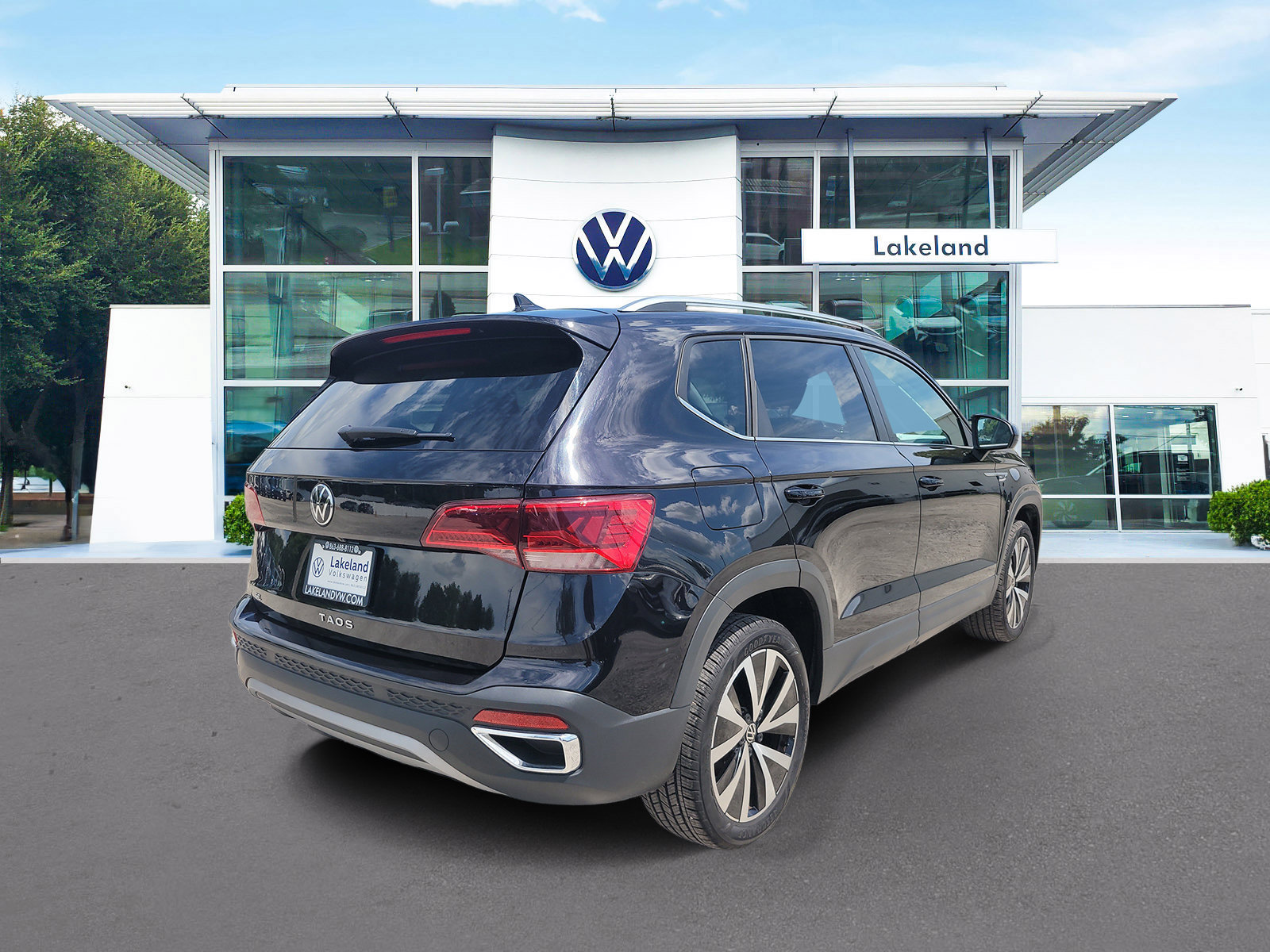 Used 2023 Volkswagen Taos SE w/ Panoramic Sunroof Package FWD image 3