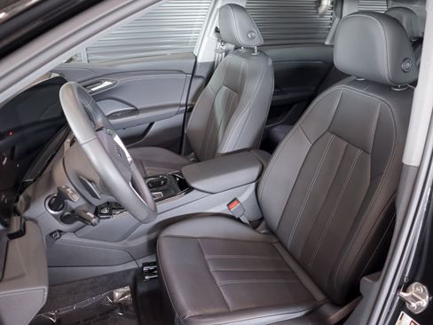 Used 2025 Audi Q6 e-tron Premium image 4