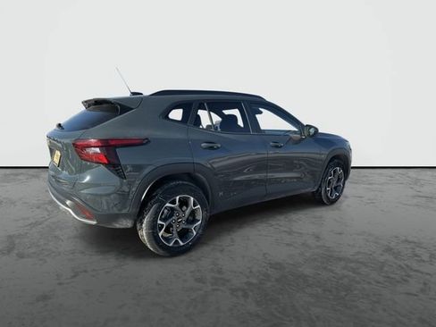 Used 2025 Chevrolet Trax LT image 8