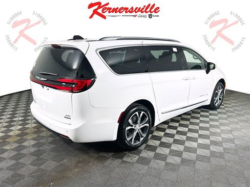 New 2026 Chrysler Pacifica Pinnacle image 7