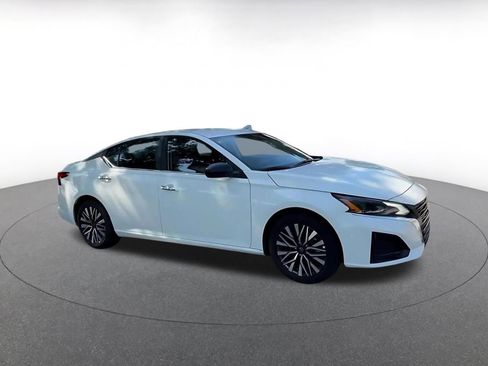 Used 2025 Nissan Altima 2.5 SV FWD image 2