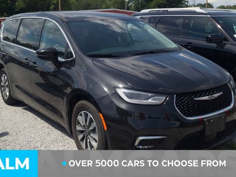 Used 2023 Chrysler Pacifica Touring-L FWD image 3