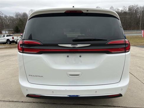 Used 2024 Chrysler Pacifica Touring-L image 5