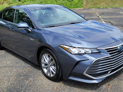 Used 2020 Toyota Avalon XLE w/ Moonroof Package FWD image 2