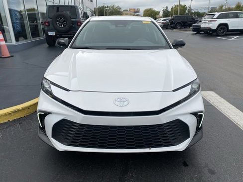 Used 2025 Toyota Camry SE image 3