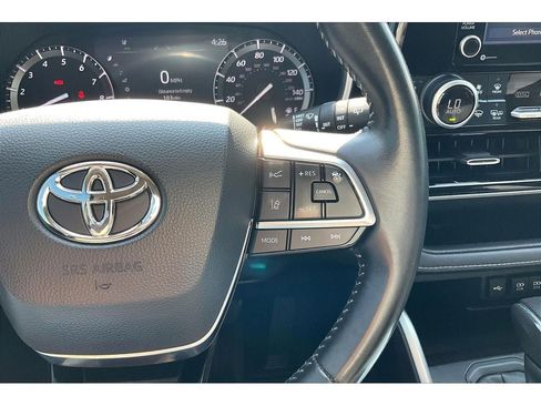 Used 2021 Toyota Highlander XLE AWD/4WD image 21
