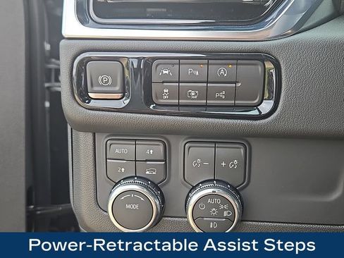 Used 2026 GMC Yukon Denali w/ Sun & Power Step Package AWD/4WD image 9