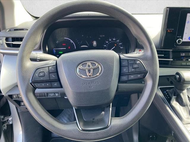 Used 2025 Toyota Sienna LE FWD image 10