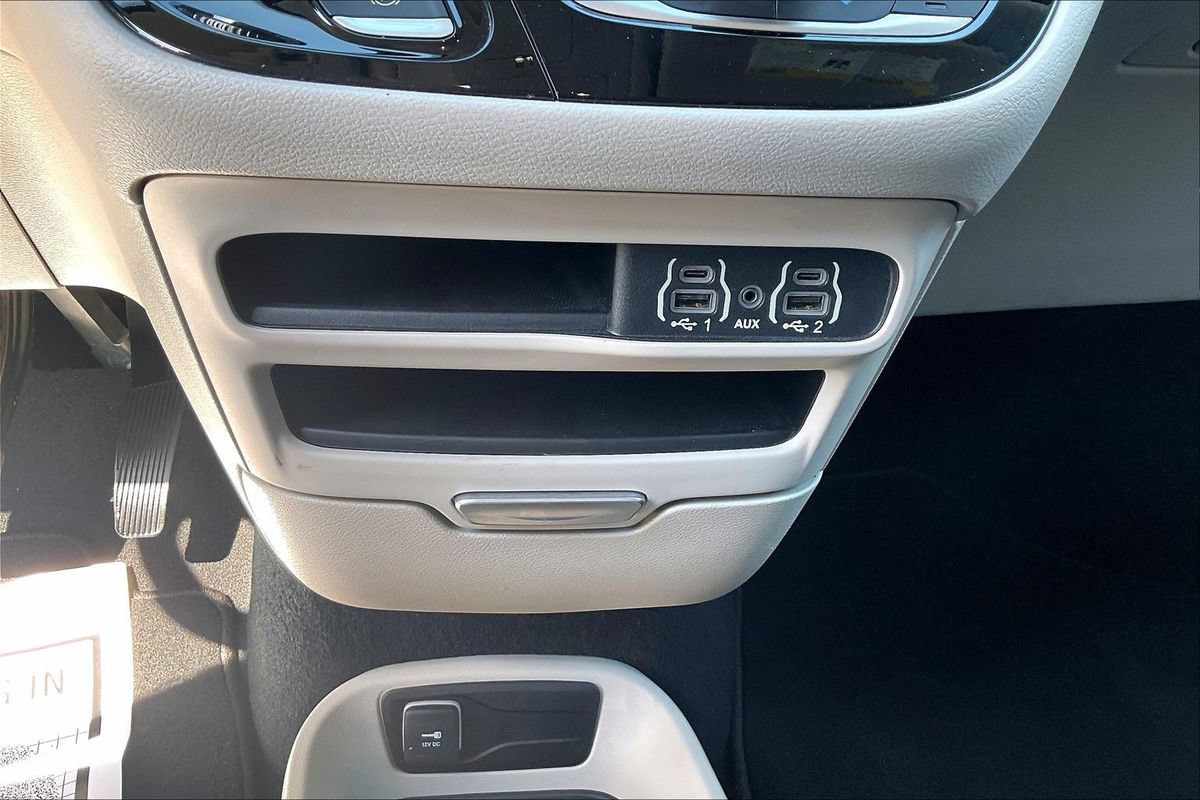 Used 2023 Chrysler Pacifica Touring-L FWD image 15