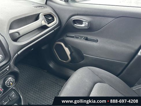 Used 2017 Jeep Renegade Latitude w/ Cold Weather Group image 28