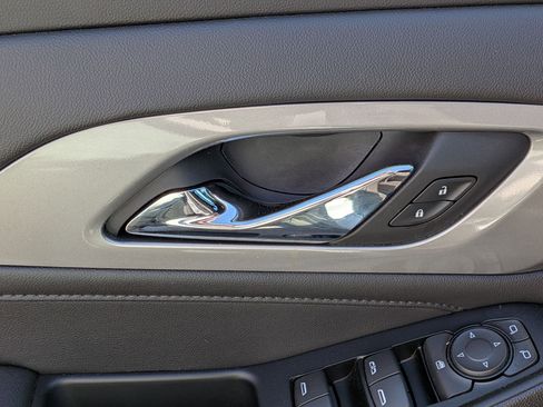 Used 2023 Chevrolet Traverse LT image 12