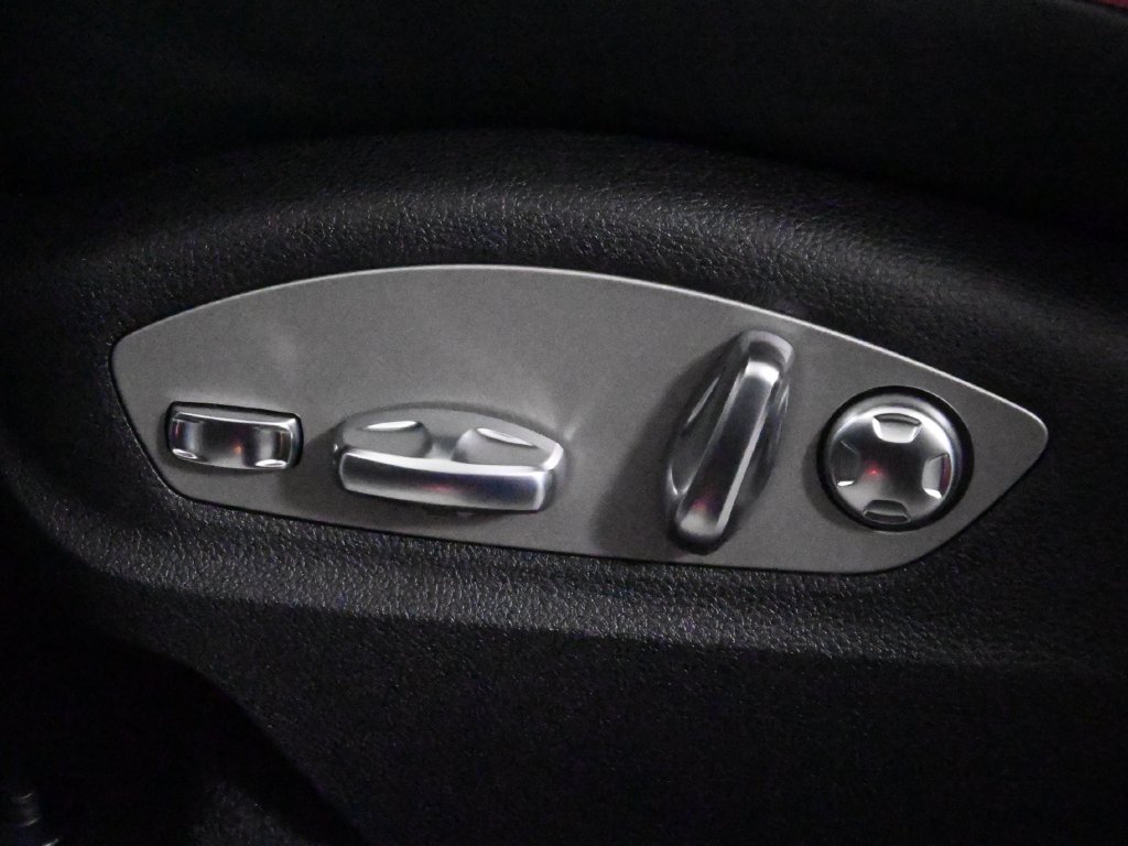 Used 2026 Porsche Macan AWD/4WD image 31