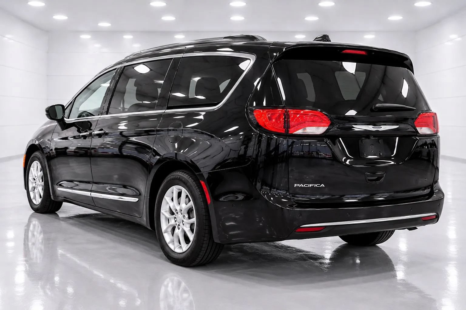 Used 2020 Chrysler Pacifica Touring-L FWD image 3