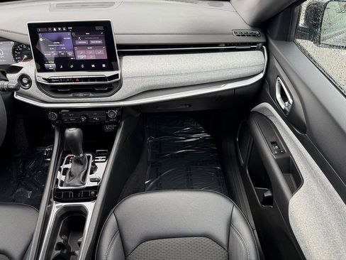 Used 2024 Jeep Compass Latitude image 25