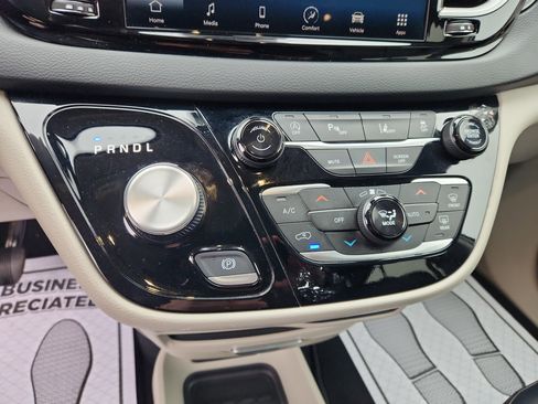 Used 2024 Chrysler Pacifica Touring-L image 33