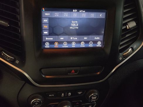 Used 2019 Jeep Cherokee Latitude w/ Popular Appearance Group FWD image 25