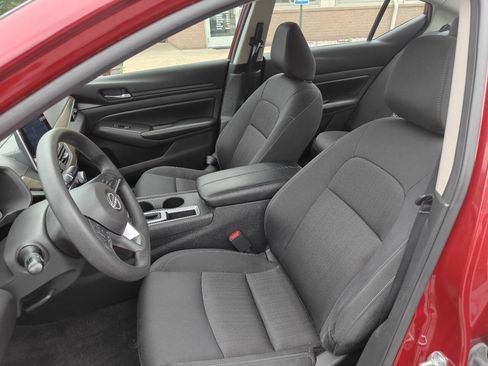 Used 2025 Nissan Altima 2.5 SV FWD image 13