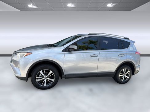 Used 2018 Toyota RAV4 XLE FWD image 2