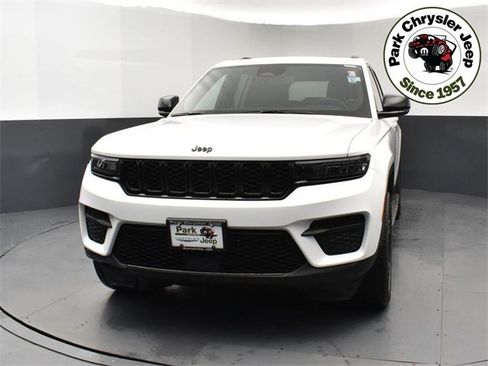 Used 2023 Jeep Grand Cherokee Altitude image 2