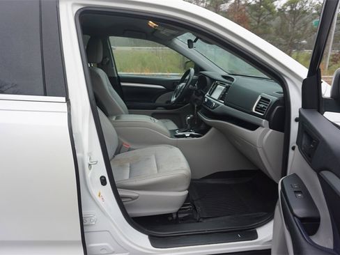 Used 2019 Toyota Highlander Plus image 18