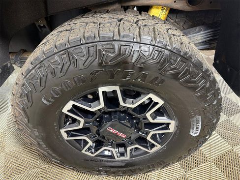 Used 2025 GMC Sierra 2500 AT4X image 21