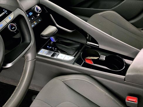 Used 2022 Hyundai Elantra SEL w/ Convenience + Premium Package image 16