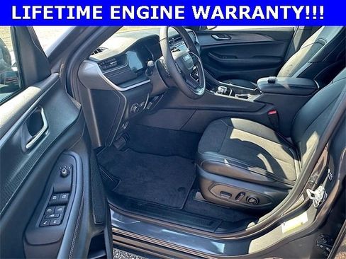 New 2025 Jeep Grand Cherokee Altitude image 10