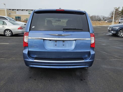 Used 2011 Chrysler Town & Country Touring-L w/ Driver Convenience Group image 5
