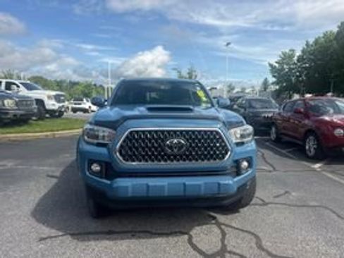 Used 2019 Toyota Tacoma TRD Sport AWD/4WD image 2